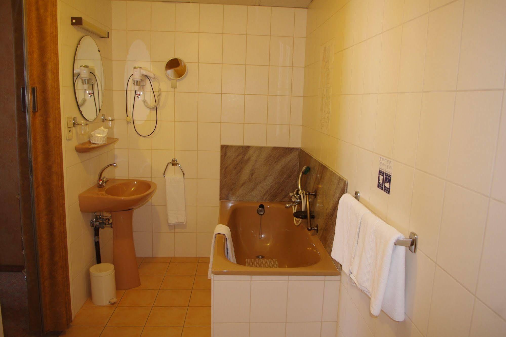 בוילון Auberge D'Alsace Hotel De France מראה חיצוני תמונה